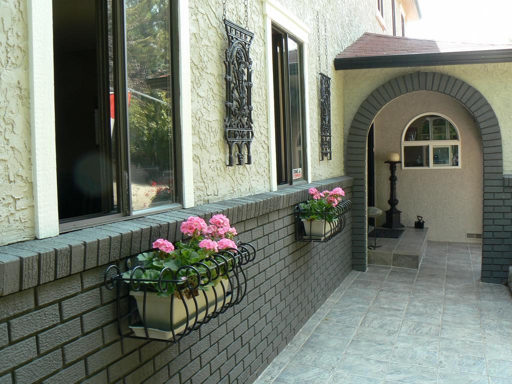 A Touch Of English B&B Келоуна Екстер'єр фото